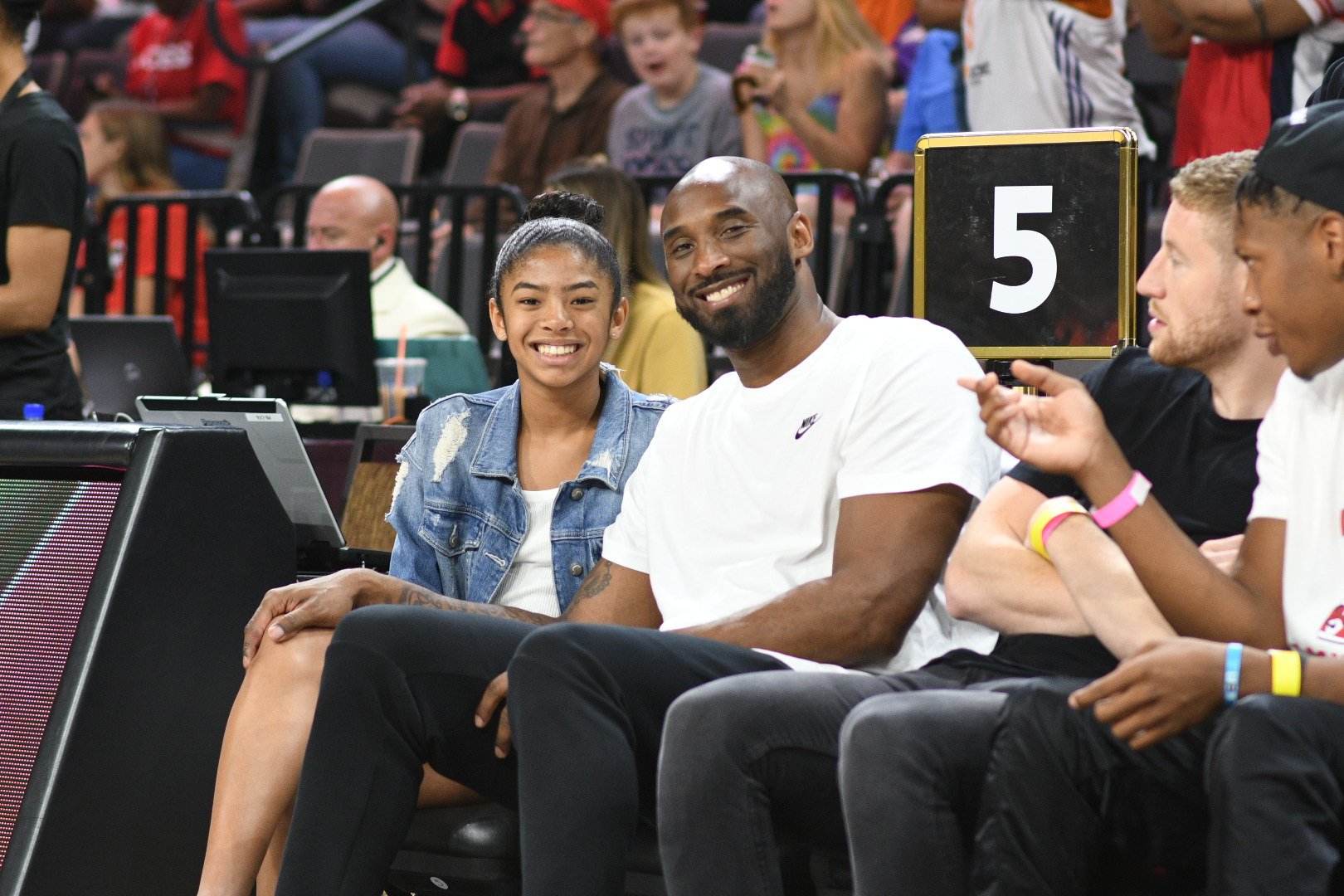 Los Angeles Kings honor Kobe Bryant, crash victims at Staples